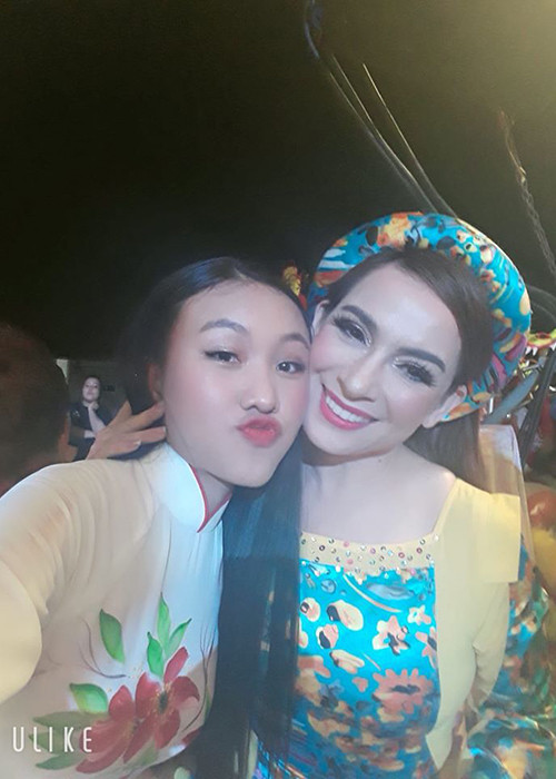 Thiêng Ngân sinh năm 2003, trong gia đình có 6 chị em ở Đồng Tháp. Em phải sớm ra đời phụ giúp bố mẹ kiếm tiền nuôi em. Năm 2016, Thiên Ngân bật khóc vì dừng chân ở top 30 cuộc thi Solo cùng bolero khiến Phi Nhung xót xa và nhận em làm con nuôi, truyền nghề với dòng nhạc dân ca, cải lương.