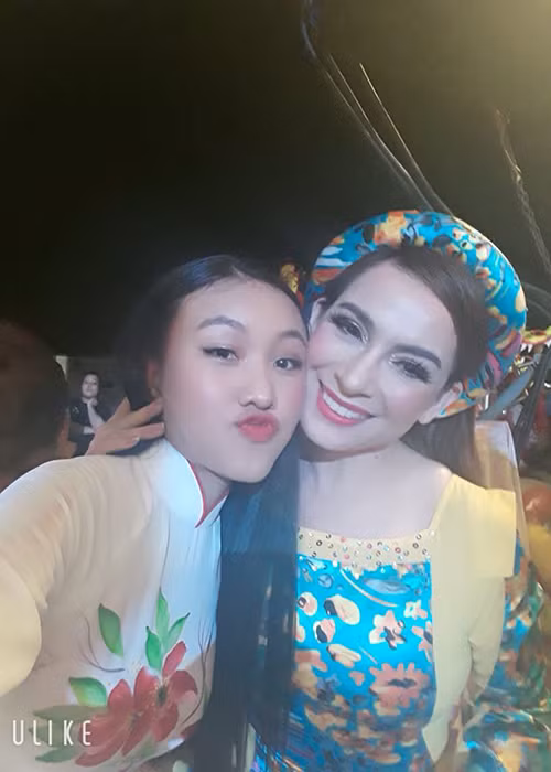 Thiêng Ngân sinh năm 2003, trong gia đình có 6 chị em ở Đồng Tháp. Em phải sớm ra đời phụ giúp bố mẹ kiếm tiền nuôi em. Năm 2016, Thiên Ngân bật khóc vì dừng chân ở top 30 cuộc thi Solo cùng bolero khiến Phi Nhung xót xa và nhận em làm con nuôi, truyền nghề với dòng nhạc dân ca, cải lương.