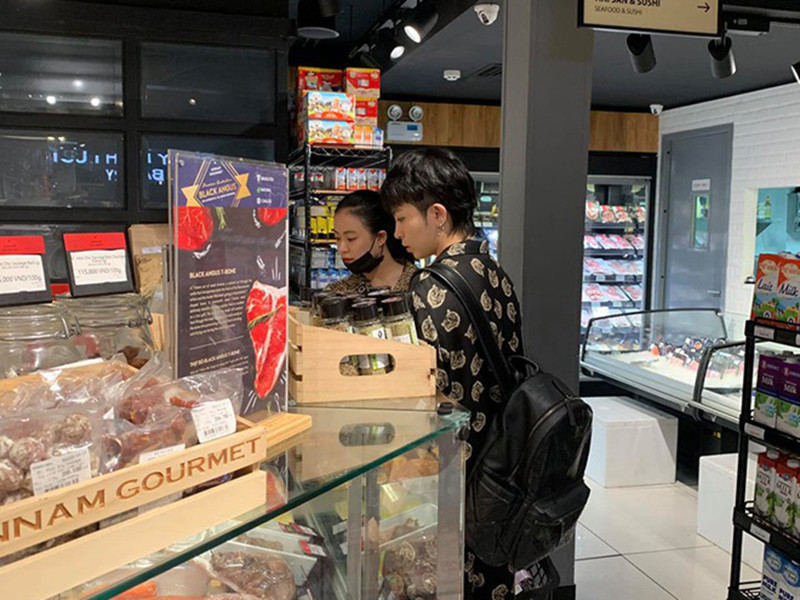 Cả hai vướng tin đồn hẹn hò vì dành cho nhau cử chỉ thân thiết trên mức đồng nghiệp. Ảnh: Dân Việt