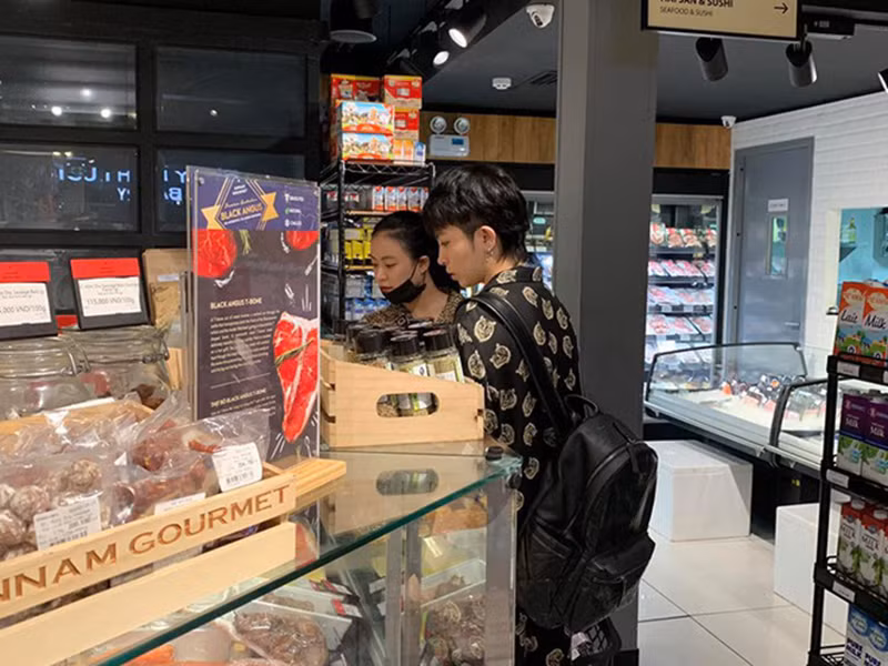 Cả hai vướng tin đồn hẹn hò vì dành cho nhau cử chỉ thân thiết trên mức đồng nghiệp. Ảnh: Dân Việt