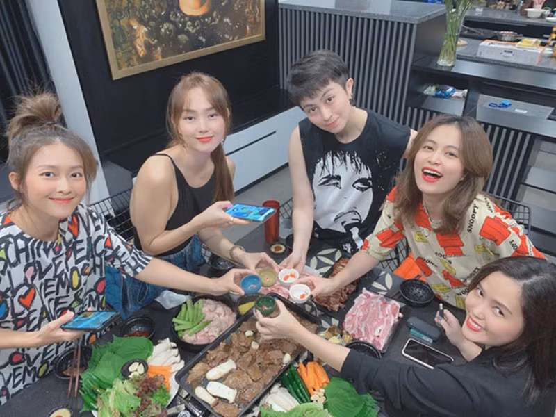 Cách đây không lâu, Gil Lê cũng xuất hiện bên Hoàng Thùy Linh khi cùng bạn bè đến mừng nhà mới của Hoàng Thùy Linh. Ảnh: Zing