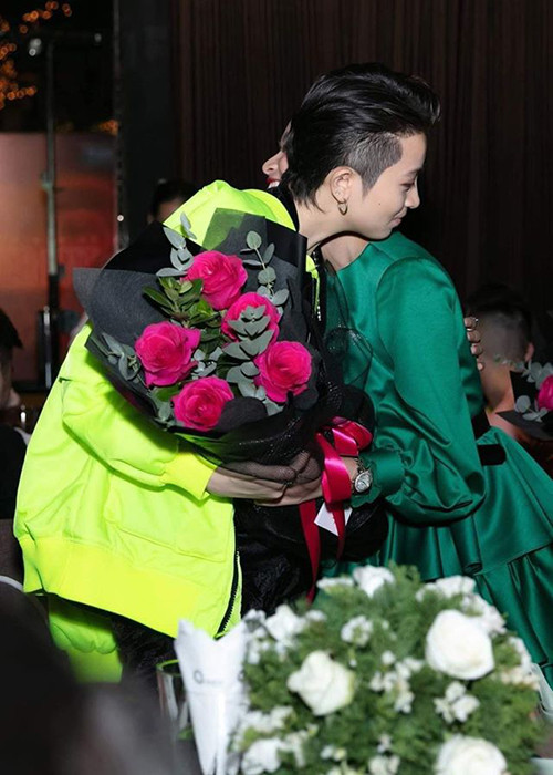 Gil Lê từng đưa cả gia đình tới dự tiệc tất niên của Hoàng Thùy Linh, thậm chí công khai ôm Hoàng Thùy Linh rất tình cảm. Ảnh: Công Lý