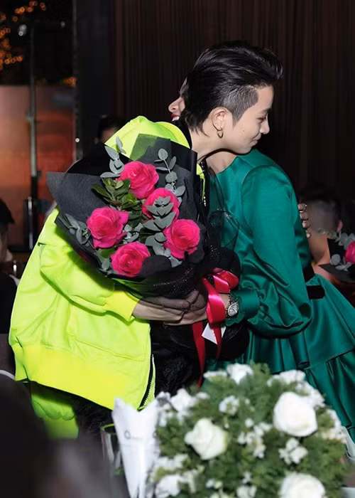 Gil Lê từng đưa cả gia đình tới dự tiệc tất niên của Hoàng Thùy Linh, thậm chí công khai ôm Hoàng Thùy Linh rất tình cảm. Ảnh: Công Lý