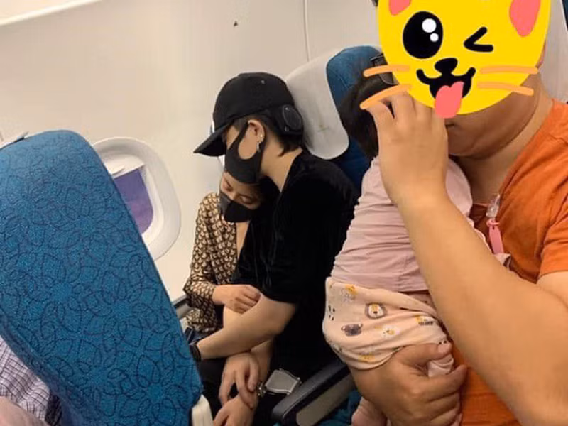 Đối mặt với nghi vấn tình cảm, phía Hoàng Thùy Linh chia sẻ trên truyền thông rằng không hiểu vì sao lại xảy ra tin đồn này, bởi cả hai cùng chơi trong một nhóm bạn thân. Ảnh: Người lao động