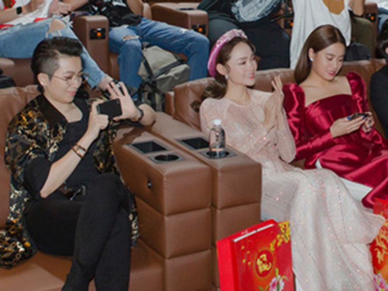 Cặp đôi tin đồn vẫn thường giữ khoảng cách khi xuất hiện trước đám đông. Ảnh: Công Lý