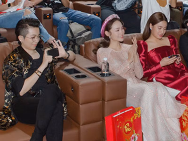 Cặp đôi tin đồn vẫn thường giữ khoảng cách khi xuất hiện trước đám đông. Ảnh: Công Lý