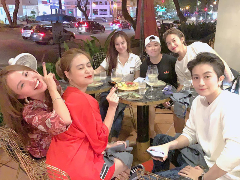 Cặp đôi tin đồn thường xuyên đi chơi cùng hội bạn thân. Ảnh: Zing