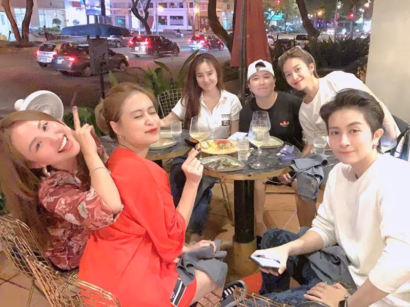 Cặp đôi tin đồn thường xuyên đi chơi cùng hội bạn thân. Ảnh: Zing