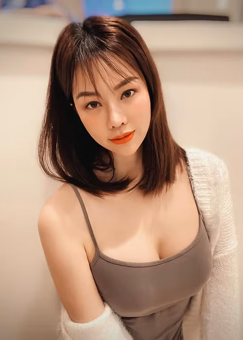 Ngoài cuộc sống ngập tràn đồ hiệu, du lịch nhiều nơi, Lan Phương còn khiến nhiều người ghen tỵ bởi nhan sắc trẻ trung, gợi cảm.