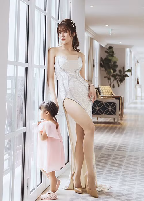 Diệp Lâm Anh nhanh chóng lấy lại vóc dáng thon gọn sau khi sinh nở.