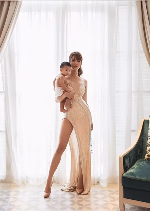 Chân dài sinh năm 1989 được khen "càng đẻ càng đẹp".