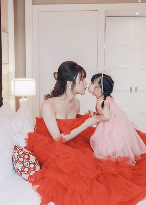 Ít ai bì kịp Diệp Lâm Anh về vóc dáng gợi cảm sau 2 lần sinh nở.