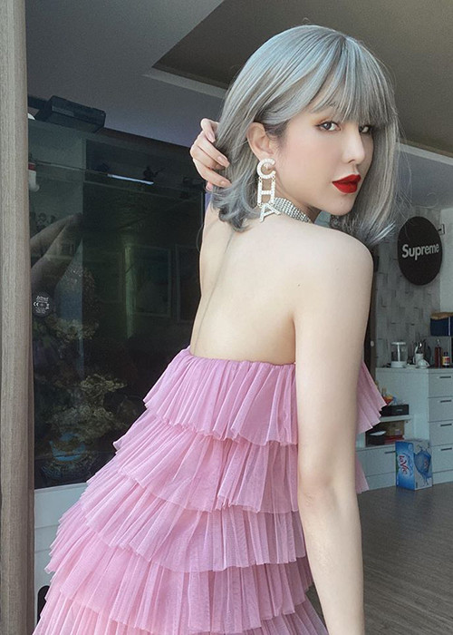 Quyến rũ là vậy nhưng Diệp Lâm Anh vẫn bị soi gương mặt thiếu tự nhiên.