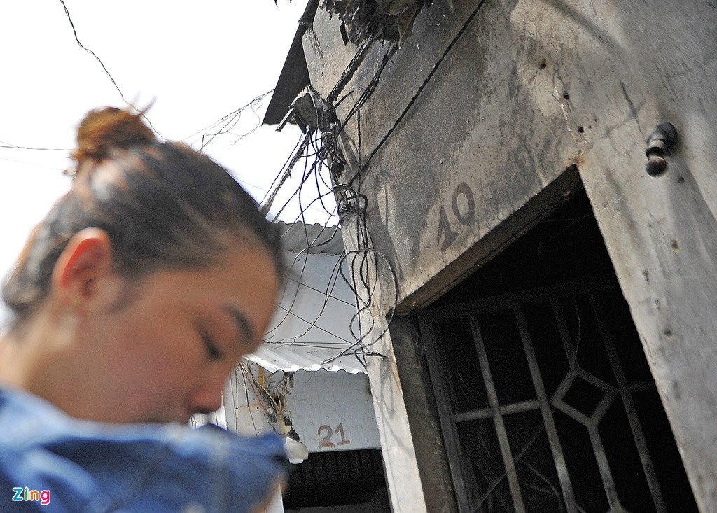 Mỹ đứng trước căn phòng trọ số 10, nơi mẹ và 2 em bị thiệt mạng.