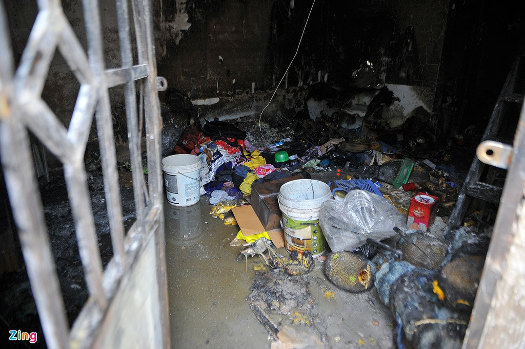 Đây là căn nhà trọ của gia đình các nạn nhân thuê tháng, kiểu nhà cấp 4, có gác lửng. Sau vụ cháy, hầu hết vật dụng bị thiêu rụi.