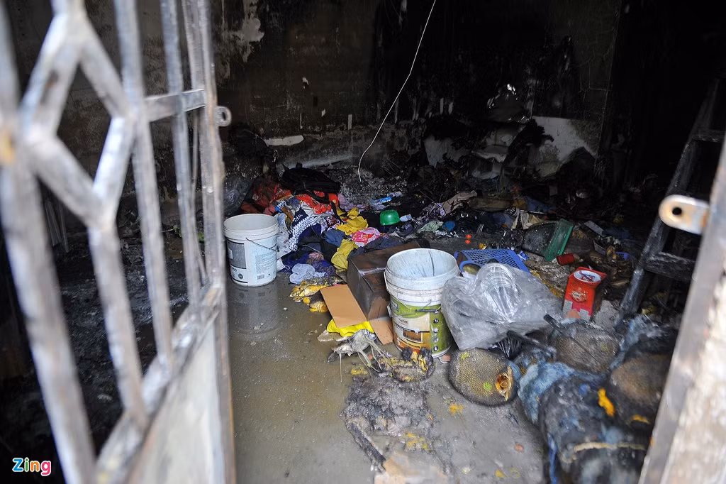 Đây là căn nhà trọ của gia đình các nạn nhân thuê tháng, kiểu nhà cấp 4, có gác lửng. Sau vụ cháy, hầu hết vật dụng bị thiêu rụi.