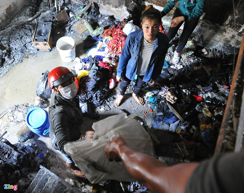 Những đồ đạc, vật dụng chưa hư hỏng hoàn toàn được thu gom, chuyển về quê nhà các nạn nhân ở tỉnh An Giang.