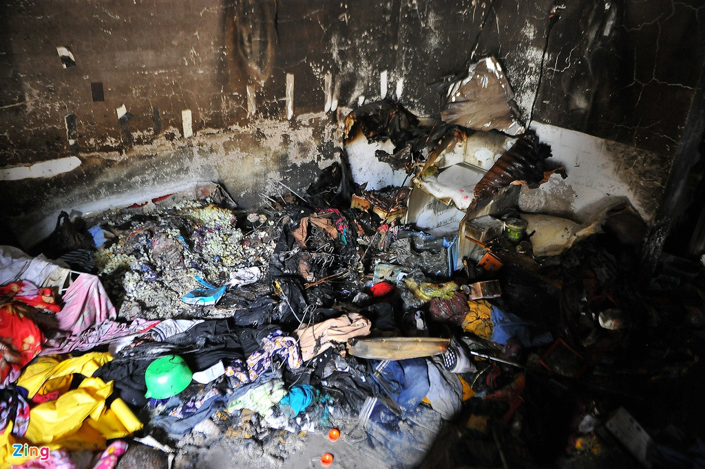 Sáng 12/6, người dân sống trong khu trọ ở cuối đường 21E, phường Bình Trị Đông B, quận Bình Tân, phát hiện khói lửa bốc lên từ căn phòng trọ số 10 nên hô hoán nhau dập lửa và báo công an. Tuy nhiên, khi ngọn lửa được dập tắt, cả 3 người trong phòng bị thiệt mạng.