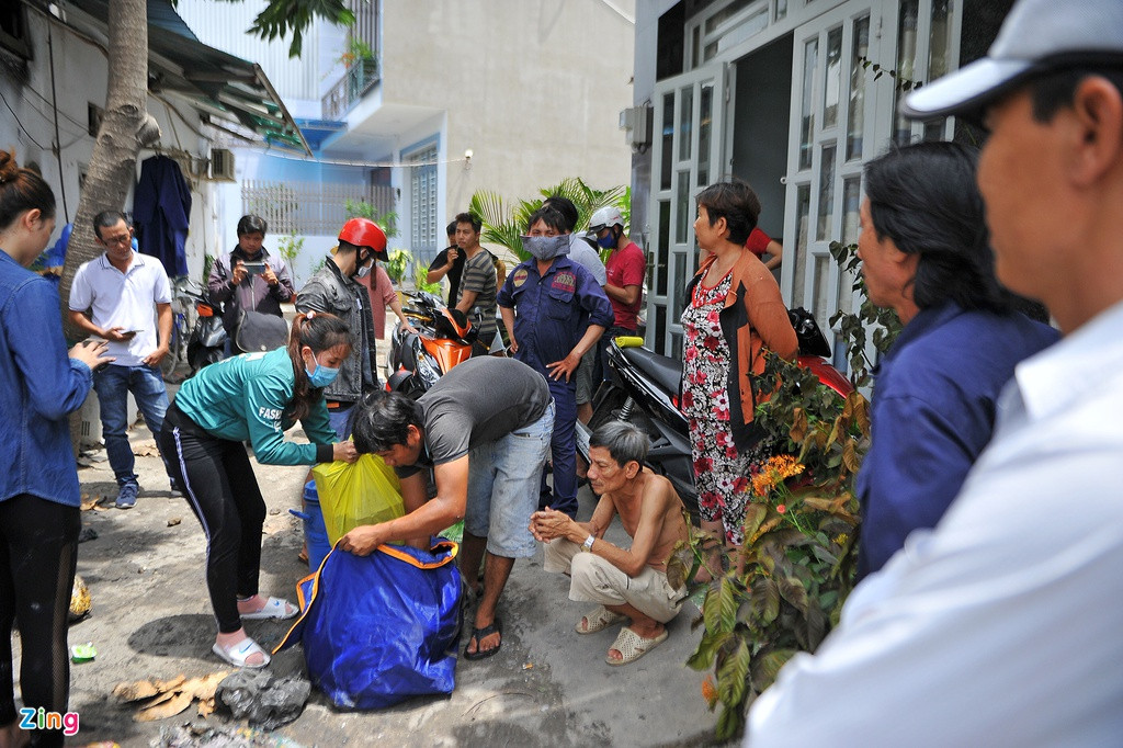 Nhiều người dân ở khu xóm trọ đến phụ giúp dọn dẹp sau vụ cháy.