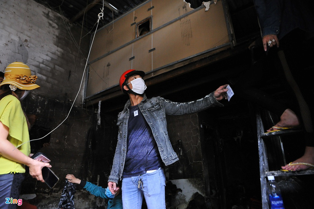 Bạn bè, thân nhân của gia đình các nạn nhân đến thu dọn đồ đạc sau đám cháy.