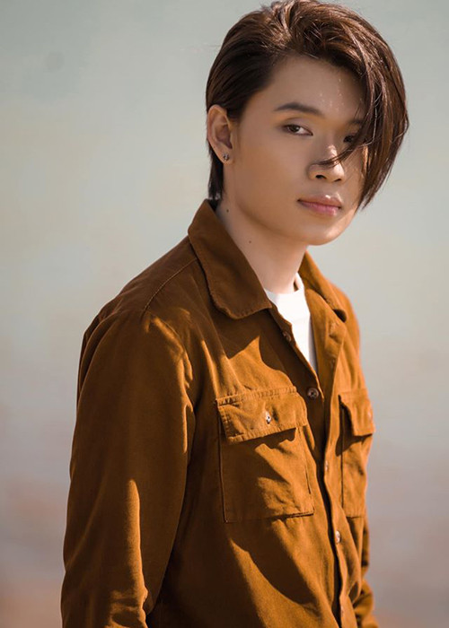 Theo Zing, bố mẹ của Quang Trung đã sang Mỹ định cư. Nam diễn viên sống một mình trong nhà rộng ở quận 9, TP.HCM. Quang Trung cho hay cảm thấy vô cùng cô đơn sau mỗi ngày làm việc nhưng anh sẽ không sang Mỹ định cư vì muốn tiếp tục theo đuổi nghệ thuật.