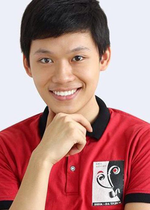 Quang Trung sinh năm 1994. Theo HTV, năm 18 tuổi, anh dự định sẽ theo học ngành Thiết kế Thời trang tại Đại học Hoa Sen. Thế nhưng, biến cố gia đình đã khiến Quang Trung khó khăn trong việc trang trải học phí nên anh quyết định học trường công lập để đỡ tốn kém.