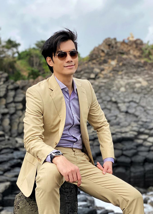 Nhan Phúc Vinh từng chia sẻ trên VOV, anh sống thiên về cảm xúc, yêu chiều cảm xúc, cái tôi của mình. Cộng với việc không thích xã giao, tạo quan hệ nên anh tự tạo ra những bức tường, khoảng cách với thế giới xung quanh.