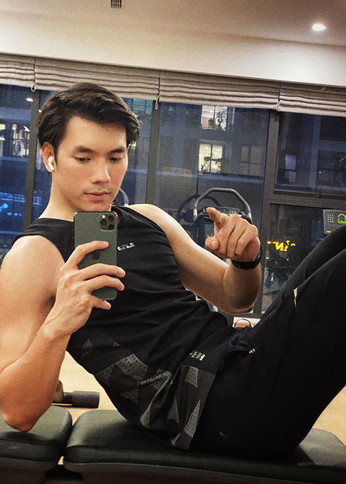 Khi rảnh rỗi, nam diễn viên dành thời gian tập gym, xem phim, đi du lịch.