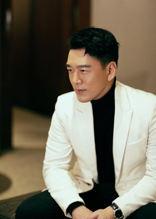 Vương Diệu Khánh là diễn viên kiêm MC nổi tiếng của Đài Loan. Ảnh: Saostar