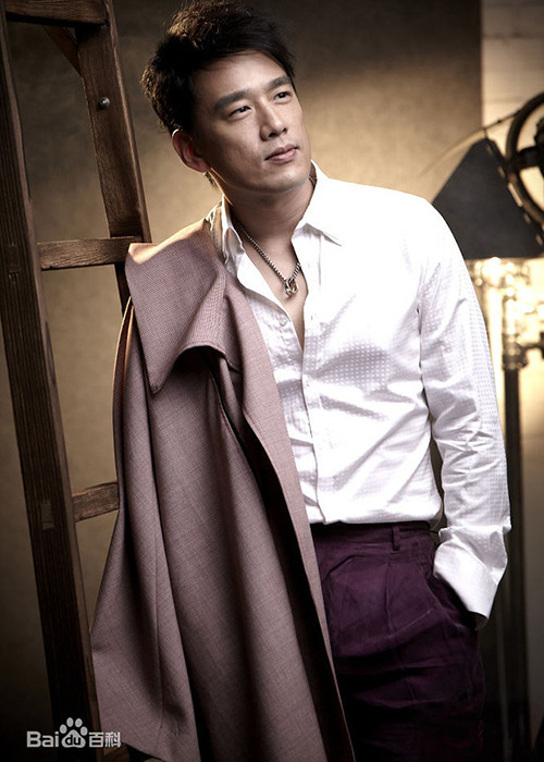 Theo Tri thức trẻ, Vương Diệu Khánh kết hôn với Quách Yến Thanh. Cả hai quen biết từ khi học lớp 4. Khi học đại học, cặp đôi mất liên lạc. Tới khi nam diễn viên xuất ngũ và đi làm một năm, họ mới gặp lại và kết hôn vào năm 2001. Hiện tại, Vương Diệu Khánh có tổ ấm hạnh phúc bên vợ và hai con trai. Ảnh: Baidu