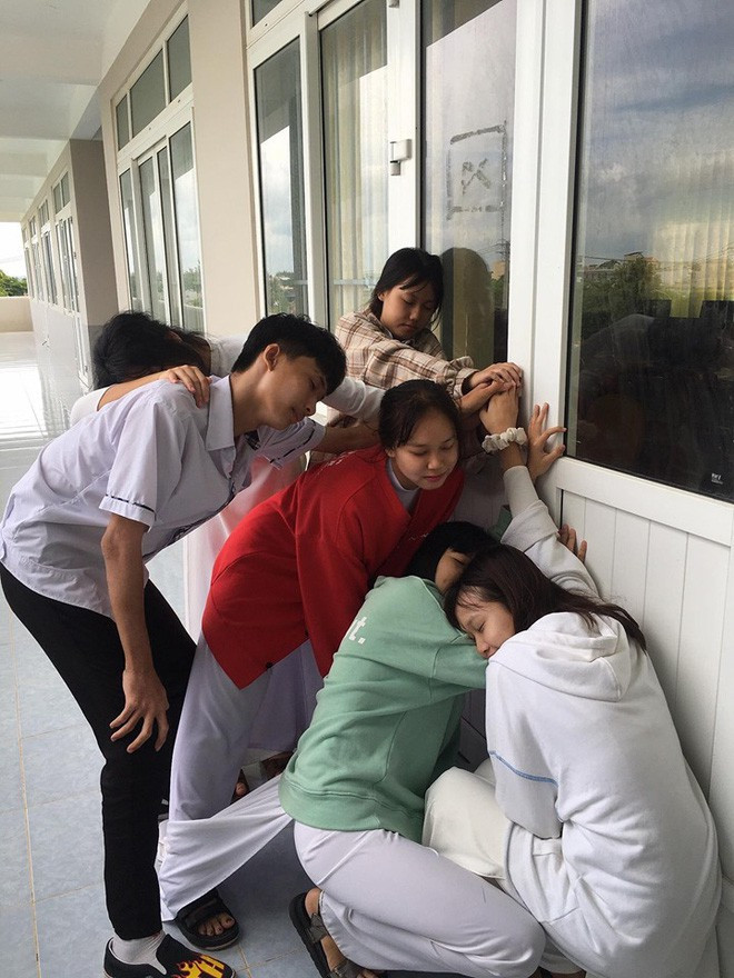 Chum anh teen va vat khap cau thang, goc lop mua thi-Hinh-4