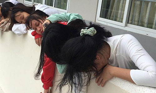 Chum anh teen va vat khap cau thang, goc lop mua thi