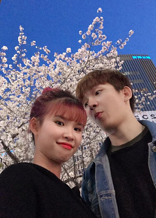 Khởi My từng cho biết, cô và chồng đến với nhau, xem nhau như những người bạn tri kỷ, thân thiết nên dễ dàng chia sẻ.