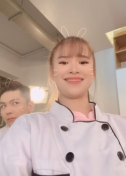 Khởi My cho hay, Kelvin Khánh chỉ nói thương mình rồi sau đó qua nhà thưa chuyện với mẹ của Khởi My để xin cưới.