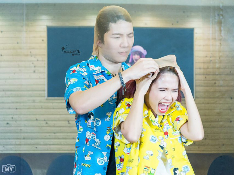 Khởi My giải thích vì vợ chồng không thuộc tuýp người lãng mạn nên cô không bắt buộc Kelvin Khánh phải làm điều đó.