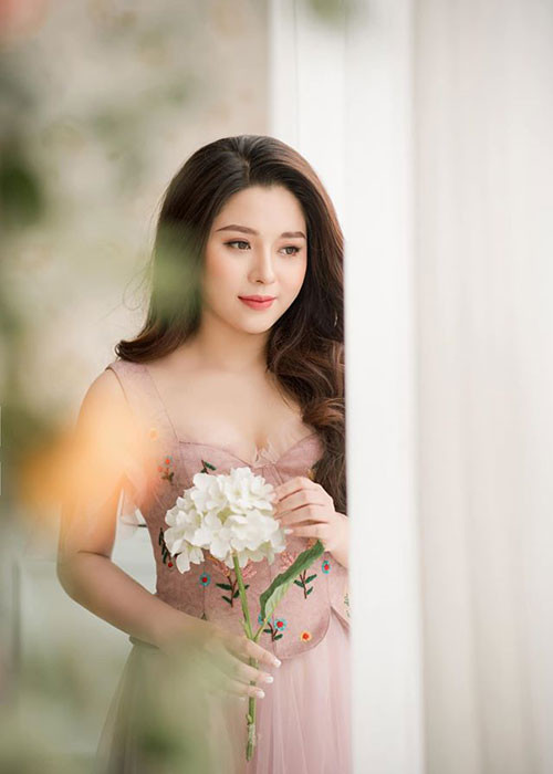 Nữ MC gắn liền với hình ảnh dịu dàng.