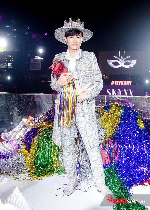 Dược sĩ Tiến còn ôm heo chụp ảnh trên thảm đỏ. Ảnh: Saostar