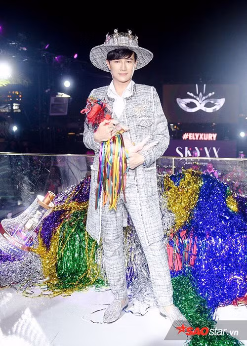 Dược sĩ Tiến còn ôm heo chụp ảnh trên thảm đỏ. Ảnh: Saostar