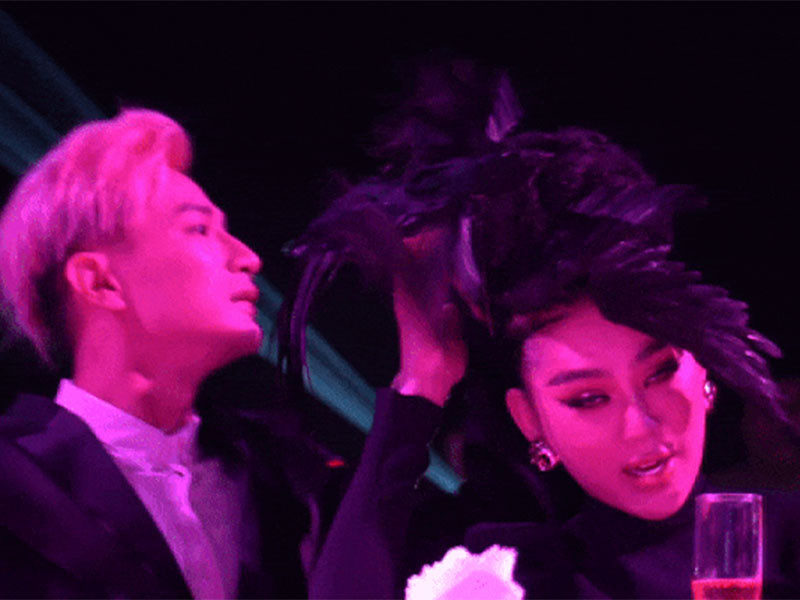 Lâm Khánh Chi phải nhờ người tắt hộ chú chim điện trên đầu vì cảm thấy không thoải mái. Ảnh: Vietnamnet