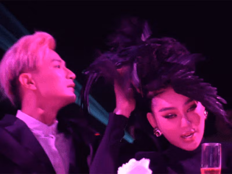 Lâm Khánh Chi phải nhờ người tắt hộ chú chim điện trên đầu vì cảm thấy không thoải mái. Ảnh: Vietnamnet