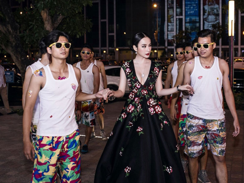 "Bà mẹ nhí" hết cưỡi ngựa, ngồi xích lô, đeo mặt nạ đến được dàn vệ sĩ hộ tống. Ảnh: Vietnamnet