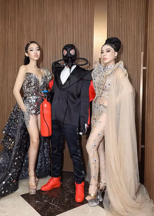 Trước những lời chê làm lố, dược sĩ Tiến cho biết, anh mặc như vậy để mọi người luôn ý thức và bảo vệ sức khỏe của mình dù dịch bệnh đang được kiểm soát tốt. Ảnh: Vietnamnet