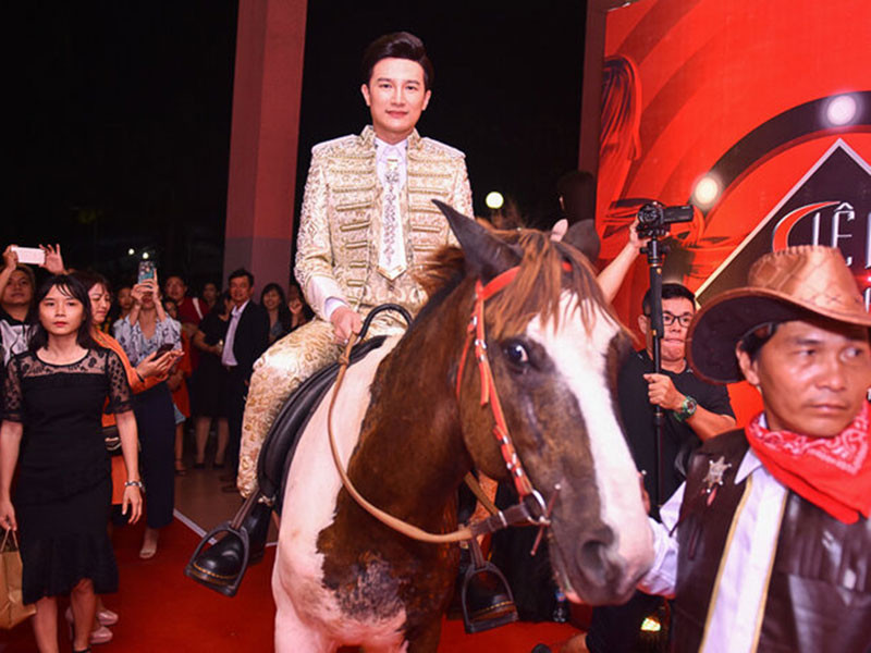 Trên thảm đỏ Siêu mẫu Việt Nam, anh lại chơi trội bằng cách hóa bạch mã hoàng tử. Ảnh: Saostar