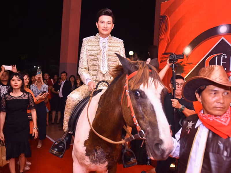 Trên thảm đỏ Siêu mẫu Việt Nam, anh lại chơi trội bằng cách hóa bạch mã hoàng tử. Ảnh: Saostar