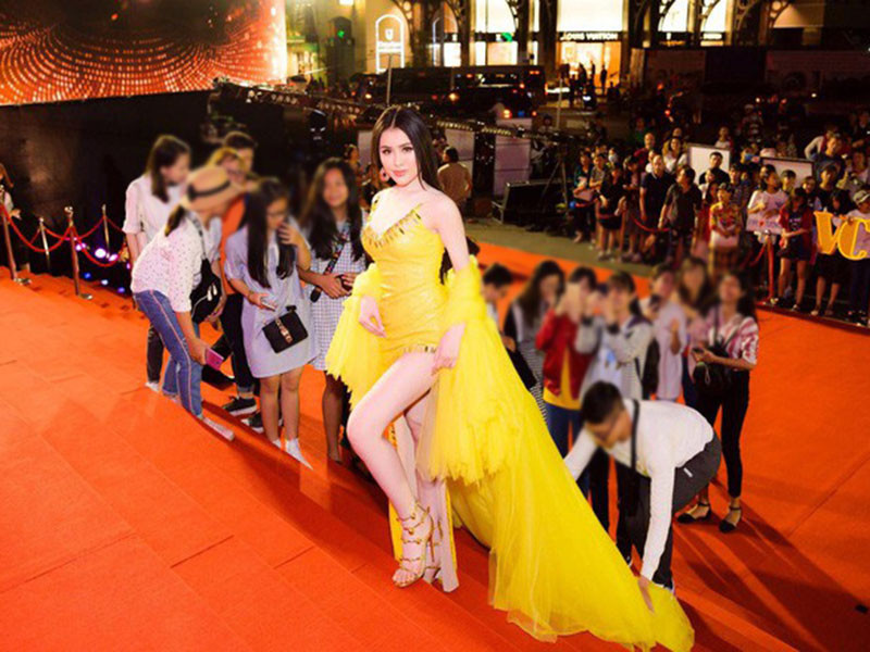 Với Thư Dung, dù không được mời đến sự kiện Mai Vàng diễn ra năm 2019 và đã bị BTC mời ra về ngay từ đầu nhưng cô vẫn cố nán lại để khoe dáng khiến nhiều người lắc đầu ngán ngẩm. Ảnh: Tiền Phong