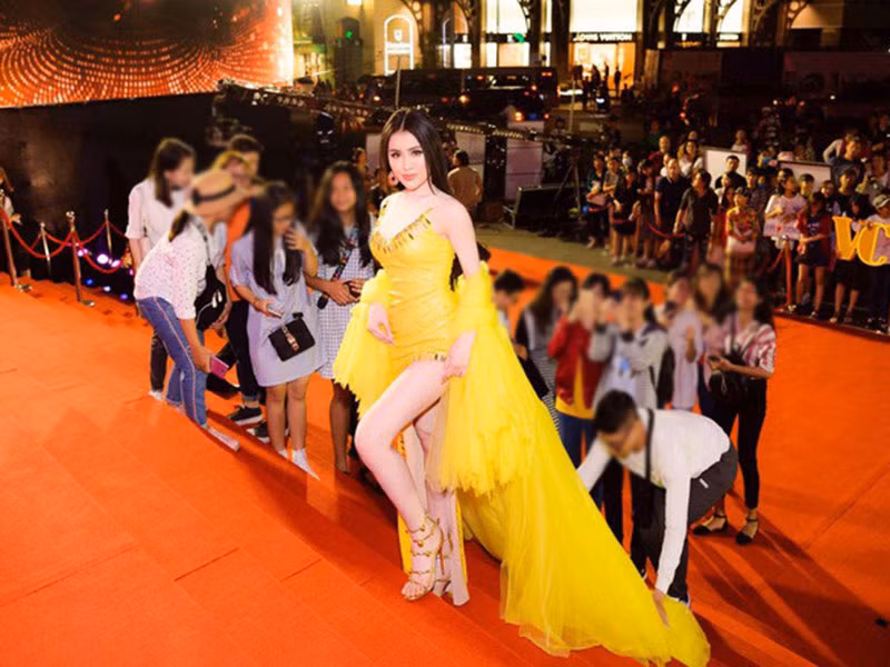 Với Thư Dung, dù không được mời đến sự kiện Mai Vàng diễn ra năm 2019 và đã bị BTC mời ra về ngay từ đầu nhưng cô vẫn cố nán lại để khoe dáng khiến nhiều người lắc đầu ngán ngẩm. Ảnh: Tiền Phong