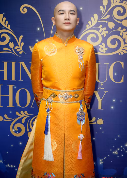 Nói về độ lố trên thảm đỏ, khó sao Việt nào có thể vượt mặt dược sĩ Tiến. Anh từng gây tranh cãi khi “cải trang” thành nhân vật vua Càn Long trong đêm chung kết Chinh phục hoàn mỹ 2018. Ảnh: Saostar