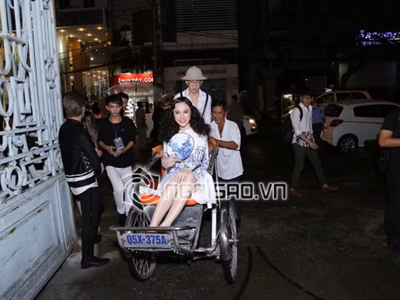 Khán giả không còn thấy lạ trước sự xuất hiện ồn ào của Angela Phương Trinh tại sự kiện. Ảnh: Ngôi sao