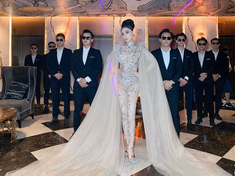 Lâm Khánh Chi lố trên thảm đỏ, loạt sao gây cười bị ném đá Lam Khanh Chi lo tren tham do, loat sao gay cuoi bi nem da