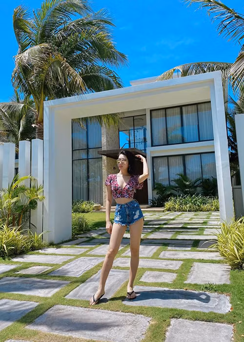 Thúy Ngân còn từng đại diện Việt Nam tại cuộc thi Miss Tourism Queen International 2011. Trong chung kết, cô đứng ở vị trí thứ 15.